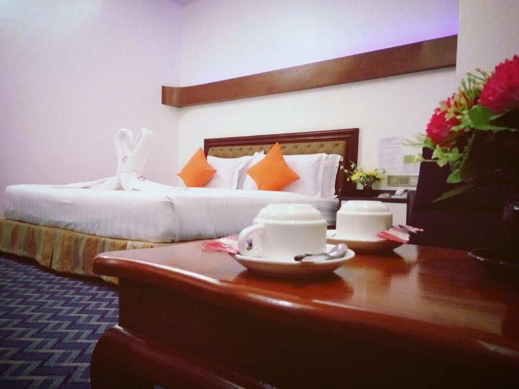 Perfect Hotel Mandalay Esterno foto
